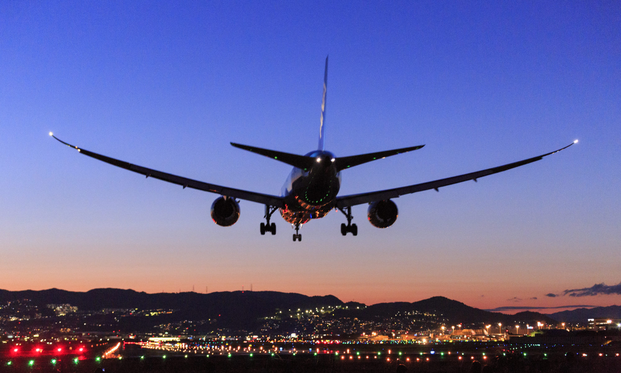 伊丹空港へ着陸する飛行機